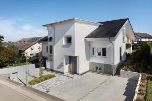 una vista aérea de una casa blanca con entrada en Wolf's Apartment Ortenau en Renchen