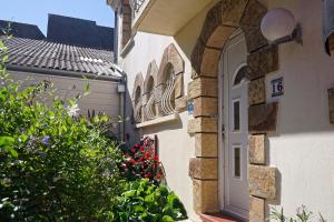 una entrada a una casa con una puerta y flores en Gîte de Mammig, en Plougastel-Daoulas