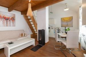 sala de estar con sofá y mesa en Cozy 3 story house in Old Town en Tallin