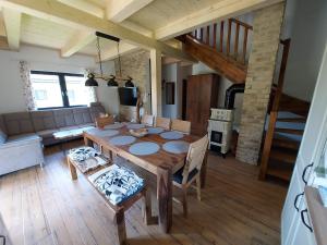 a dining room table and chairs in a living room at CHALUPY TRI GROŠE VLAŠKY in Bešeňová