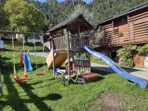 einen Spielplatz mit Rutsche und Rutschen in der Unterkunft Jochelerhof in Strass im Zillertal