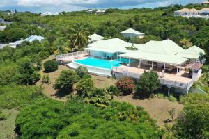 een luchtzicht op een groot huis met een zwembad bij Villa La Josephine, Terre Basses in Baie Longue