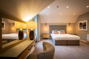 Habitación de hotel con 2 camas y sofá en Ambleside Fell Rooms en Ambleside