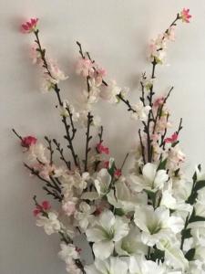 bukiet biało-różowych kwiatów w wazie w obiekcie la casa della luce w Weronie