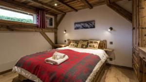 Un pat sau paturi într-o cameră la Chalet Chal'heureux + Annexe
