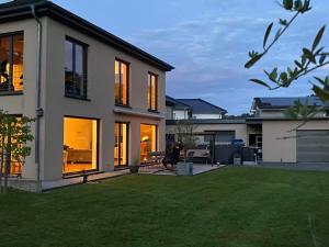 LandscheidEifel-Mosel-Hideaway的前面有草坪的房子