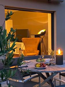 ein Wohnzimmer mit einem Tisch mit einer Kerze und einem Stuhl in der Unterkunft Eifel-Mosel-Hideaway in Landscheid