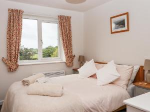 a bedroom with two beds and a window at Mabel's View in Totnes