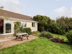 a house with a picnic table in the yard at Mabel's View in Totnes