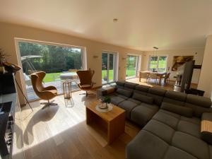 sala de estar con sofá y mesa en Eifel-Mosel-Hideaway en Landscheid
