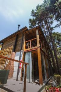een huis in aanbouw met een balkon bij Pousada Canto da Nascente in Monte Verde