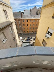 una vista aérea de una ciudad con edificios en Charming apartment in the heart of Gellért area., en Budapest