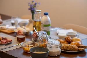 ザース・グルントにあるMontela Hotel & Resort - Suitenの食べ物とミルクのボトルをトッピングしたテーブル