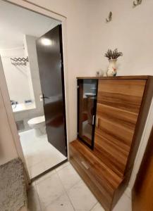 baño con puerta de madera y aseo en Germalt, en Tsnori