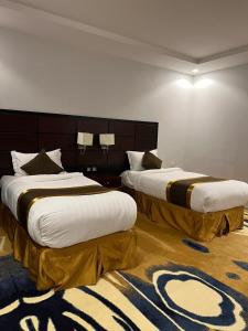 En eller flere senge i et værelse på فندق ذكرى الكوثر