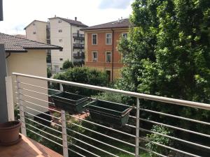zwei grüne Behälter auf einem Geländer auf einem Balkon in der Unterkunft la casa della luce in Verona