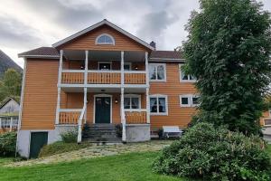 Cette grande maison en bois dispose d'une terrasse couverte. dans l'établissement Rekkedal Gjestehus , Sæbø, à Ørsta