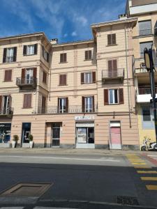 un gran edificio al lado de una calle en casa boutique, en Ivrea