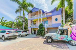 un camion parcheggiato di fronte a una casa di Celebration House Villa a Captiva