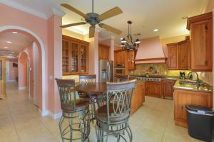 una cucina con tavolo, sedie e ventilatore a soffitto di Celebration House Villa a Captiva