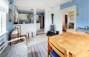 een woonkamer met een houten tafel en een keuken bij Stunning Home In Vinslv With Kitchen in Vinslöv