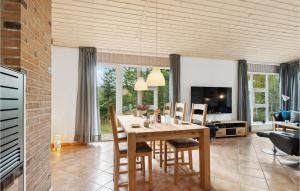 een eetkamer en een woonkamer met een tafel en stoelen bij Lovely Home In Fjerritslev With Wifi in Fjerritslev