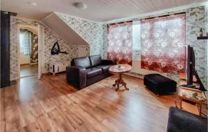 - un salon avec un canapé en cuir et une table dans l'établissement Awesome Home In Bstad With Kitchen, à Båstad