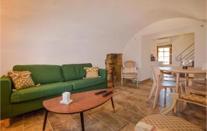 een woonkamer met een groene bank en een tafel bij Stunning Home In Feliceto With Private Swimming Pool, Can Be Inside Or Outside in Feliceto
