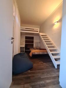 um quarto com um beliche e uma escada em casa boutique em Ivrea