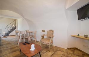 sala de estar con mesa y sillas en Amazing Home In Feliceto With Outdoor Swimming Pool, en Feliceto