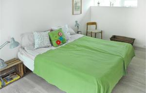 KareにあるBeautiful Home In rsted With Saunaのベッドルーム1室(緑のベッド1台、緑の毛布付)