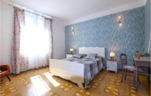 Ένα ή περισσότερα κρεβάτια σε δωμάτιο στο Stunning Home In Verquières With Wifi