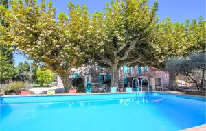 Verquières的住宿－Stunning Home In Verquires With Wifi，一座房子前面的树木游泳池
