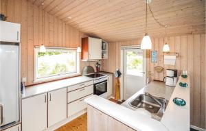 GrønhøjにあるGorgeous Home In Lkken With Kitchenの白いキャビネットとシンク付きのキッチン
