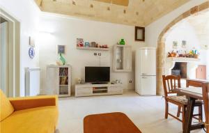 ein Wohnzimmer mit einem TV und einem Kühlschrank in der Unterkunft 2 Bedroom Cozy Home In Vitigliano in Vitigliano