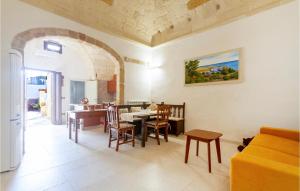 uma cozinha e sala de jantar com mesa e cadeiras em 2 Bedroom Cozy Home In Vitigliano em Vitigliano