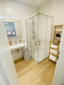 La salle de bains est pourvue d'une douche et d'un lavabo. dans l'établissement Luxury 2023 Flat in city center with Parking-HOL1, à Luxembourg