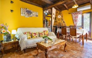 ein Wohnzimmer mit einem Sofa und einem Tisch in der Unterkunft Amazing Cottage In Algatocn With Kitchen in Algatocín