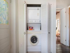 uma máquina de lavar e secar roupa numa lavandaria branca em Bird House em Santa Fé