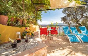 a patio with chairs and a table on a balcony at Amazing Cottage In Algatocn With Kitchen in Algatocín