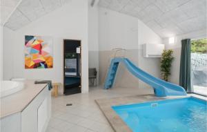 uma casa de banho com um escorrega e uma piscina em Lovely Home In Tisvildeleje With Kitchen em Tisvildeleje