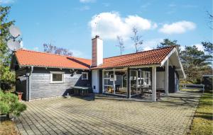 HelberskovにあるAmazing Home In Hadsund With 3 Bedrooms, Sauna And Wifiのレンガ造りのパティオが目の前にある家