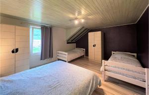 Walscheid的住宿－Amazing Home In Walscheid With Kitchen，一间卧室设有两张床和窗户。