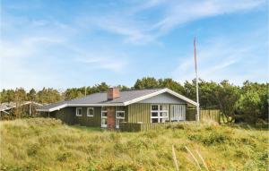 Grønhøjにある3 Bedroom Cozy Home In Lkkenの草の丘の上の小屋