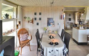 Grønhøjにある3 Bedroom Cozy Home In Lkkenのダイニングルーム(テーブル、椅子付)、キッチン