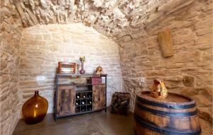 una sala degustazione vini con una botte e una nicchia di 3 Bedroom Nice Home In Blato a Blato