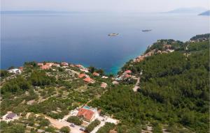 una vista aerea di una piccola isola nell'acqua di 3 Bedroom Nice Home In Blato a Blato