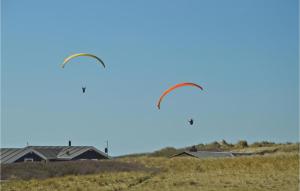 ロンストラップにあるAmazing Home In Lkken With Wifiの空を飛ぶ凧