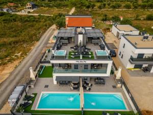 een luchtzicht op een huis met een zwembad bij Villa Blue Sky 2 in Turanj