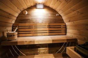 a sauna in a wooden cabin with a barrel at Ferienhaus Alpaka Glück in Frauenstein
